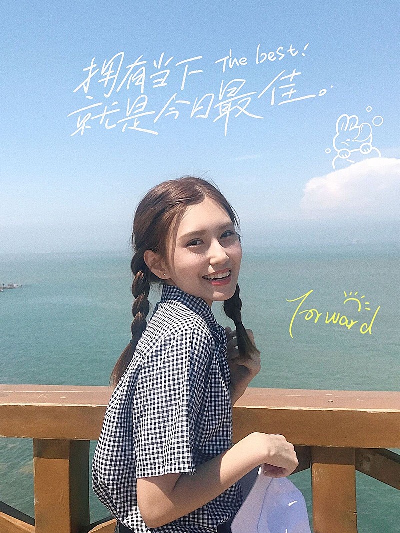 毕业季晒照自拍少女手写风plog模板