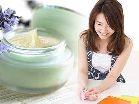 女性补水妆品海报融图营销