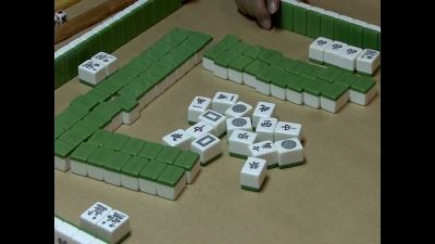 麻将桌和牌手