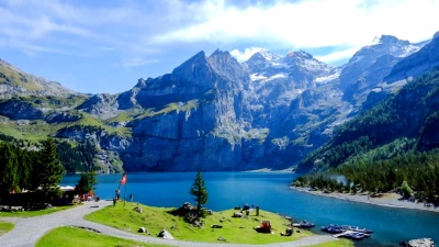 Oeschinen湖和阿尔卑斯山在另一边靠近Kandersteg的Bernese Oberland在瑞士Timelapse-Stock视频