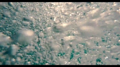 空气灯泡在水中升起，朝向太阳