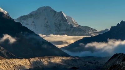 云在高地山谷上空的移动