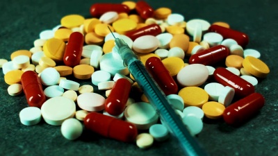 治疗疾病的药物。不同颜色的片剂、胶囊和药丸。注射用注射器健康科学。用于治疗复杂疾病的技术。很多处方药。对药物的依赖。抗生素