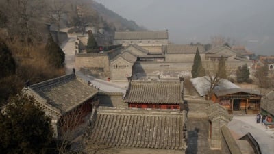 冬天的中国长城，山顶上有雾，北京，中国