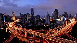 黄昏时的上海立交桥和高架路
