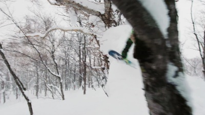 滑雪板空气离开树背面360在粉末背地自由式骑行冬季运动场景