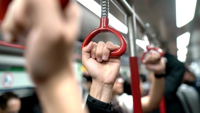地铁或列车中的三只手握住扶手或握把带