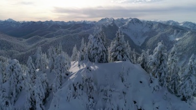 令人叹为观止的电影空中推车中无边无际山脉的雪峰