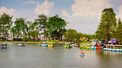 中国晴天珠海市景山公园湖船交通全景 时差