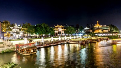 晚上南京孔庙风景区和秦淮河的延时摄影，南京的标志性建筑，