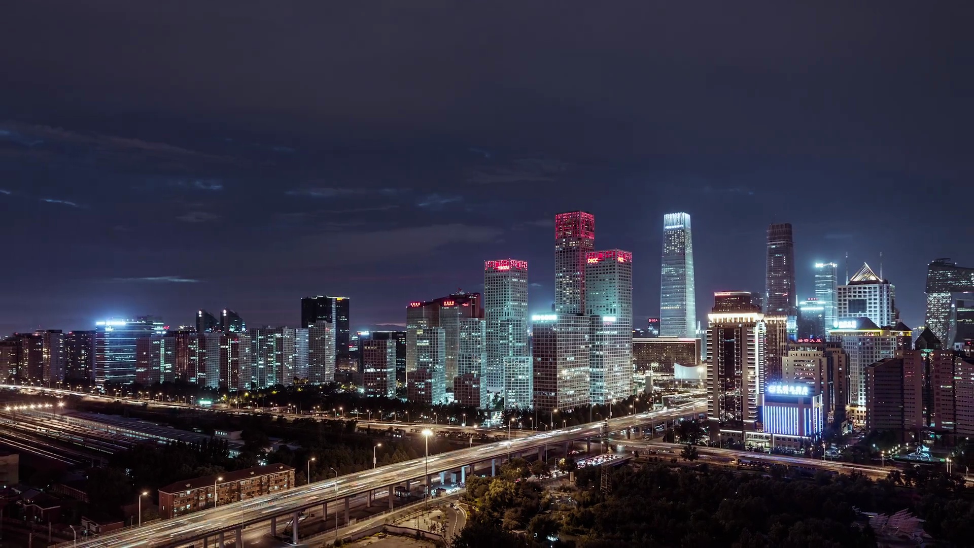 延时-夜间北京天际线的高空视图(缩小)