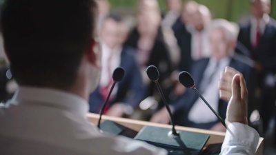男政治家演讲