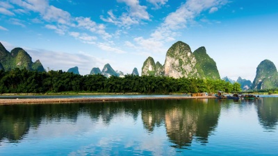 阳朔附近的岩溶山脉和河流