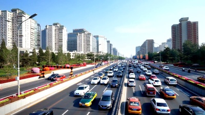 现代城市中心区的繁忙道路与现代建筑