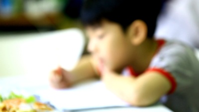 亚洲小孩刚做作业