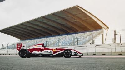 Racedriver走到他的车旁