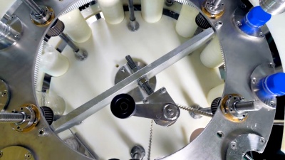 牛奶装瓶和盖帽生产线的俯视图。