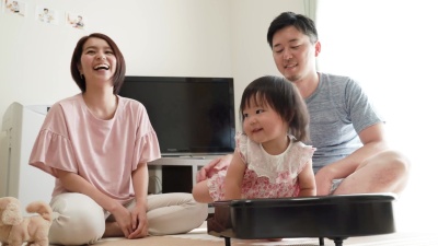 年轻的家庭在家里玩