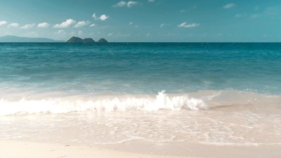 海滩上的波浪，地平线上的岛屿