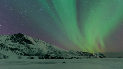 冬季挪威北部罗弗顿群岛上空的极光或北极光(Aurora Borealis)的延时剪辑。