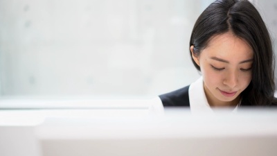 使用PC的年轻商务女性