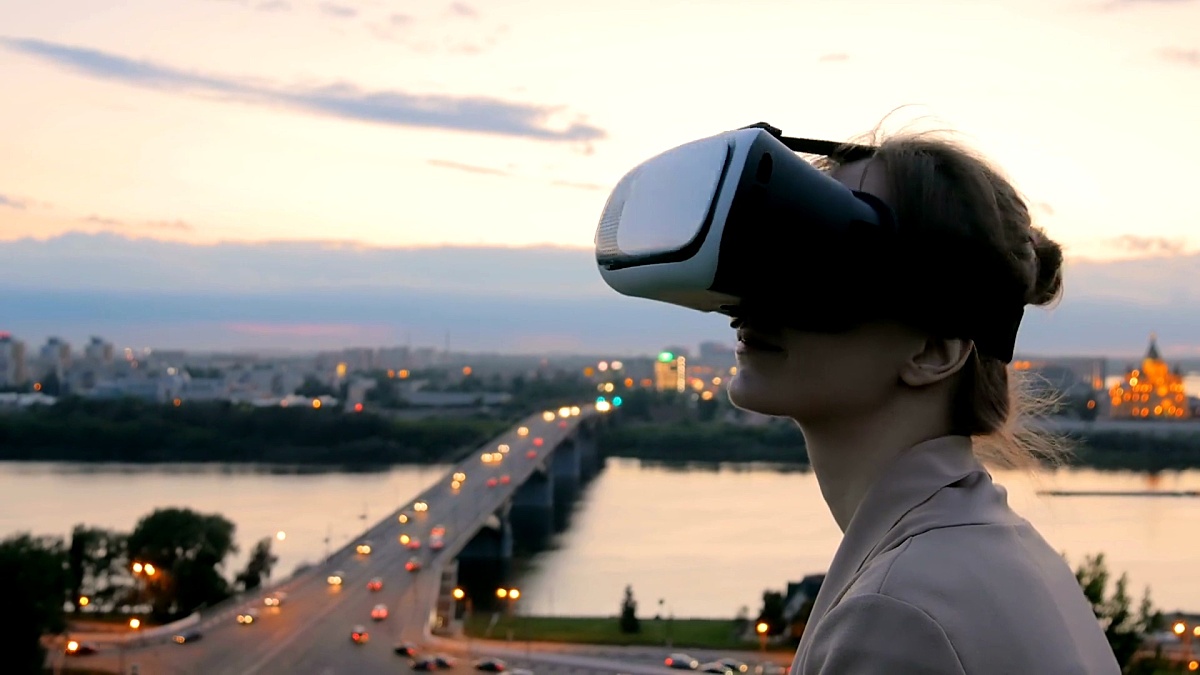 日落后，女人在城市里使用虚拟现实眼镜