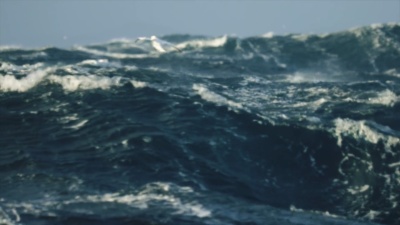 极端暴风雨的波涛汹涌的大海