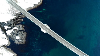 横跨岛桥与北极海岸线的鸟瞰