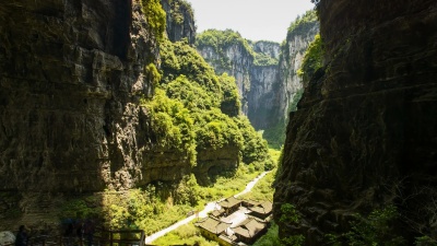 阳光运动通过武龙喀斯特山，中国