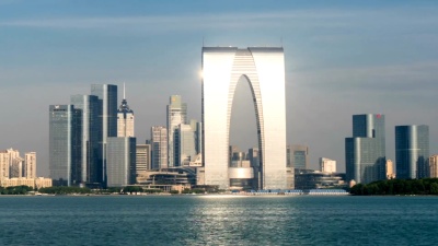 黎明时分水边的现代抽象建筑