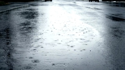 雨天街道上城市水坑的慢速运动