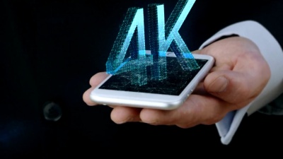 商人手持8K 3D全息手机