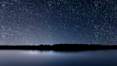 星迹，美丽的蓝夜倒影