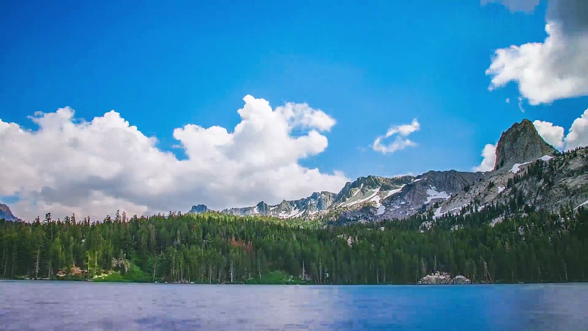 延时摄影-美丽的云朵在湖边山脉上移动- 