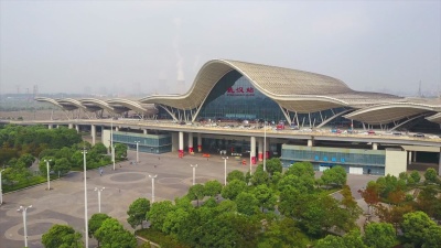 晴天武汉市著名火车站前方航空全景 中国