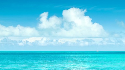 辽阔的热带海洋上的小白船