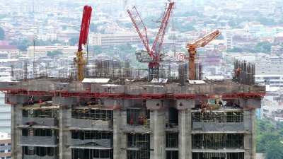 施工中的建筑物，用于建造摩天大楼的起重机