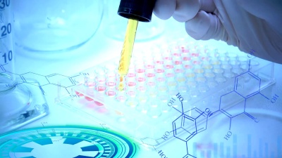 科学家或医生在实验室进行化验以进行分析或研究