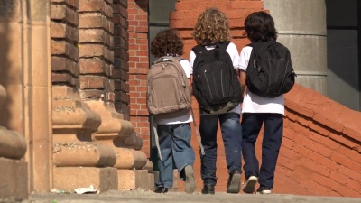 背着书包走路的小学生