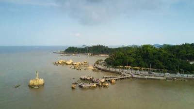 中国晴天珠海市著名渔女纪念碑海湾航空全景 延时摄影