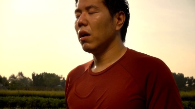 Slo MO CU疲惫的亚洲男子运动后休息