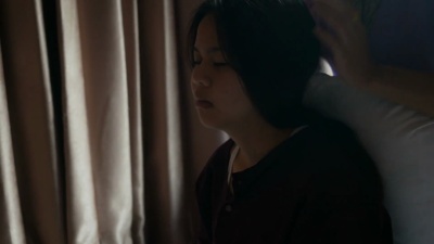 年轻女子享受泰式按摩放松