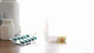 人的手拿着药，摄影车从左向右射击