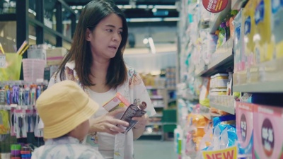 亚洲母亲和孩子购买食品杂货。