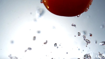 水溅在西红柿上，慢动作
