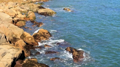 有岩石的海滩