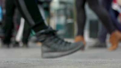 匿名的人走在购物街上。城市风光