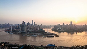 从河边看日落时分重庆的城市风光和天际线。时间间隔