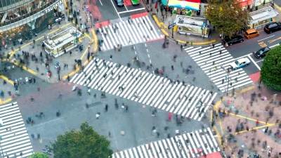 延时鸟瞰放大涉谷十字路口交通拥挤的行人走过