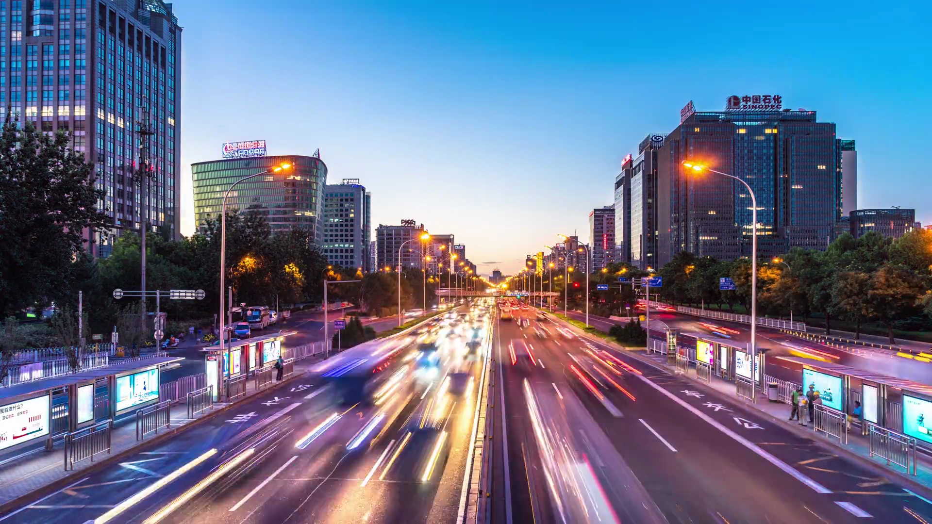 繁忙的道路与现代城市中心区的现代建筑在夜间消逝预览效果